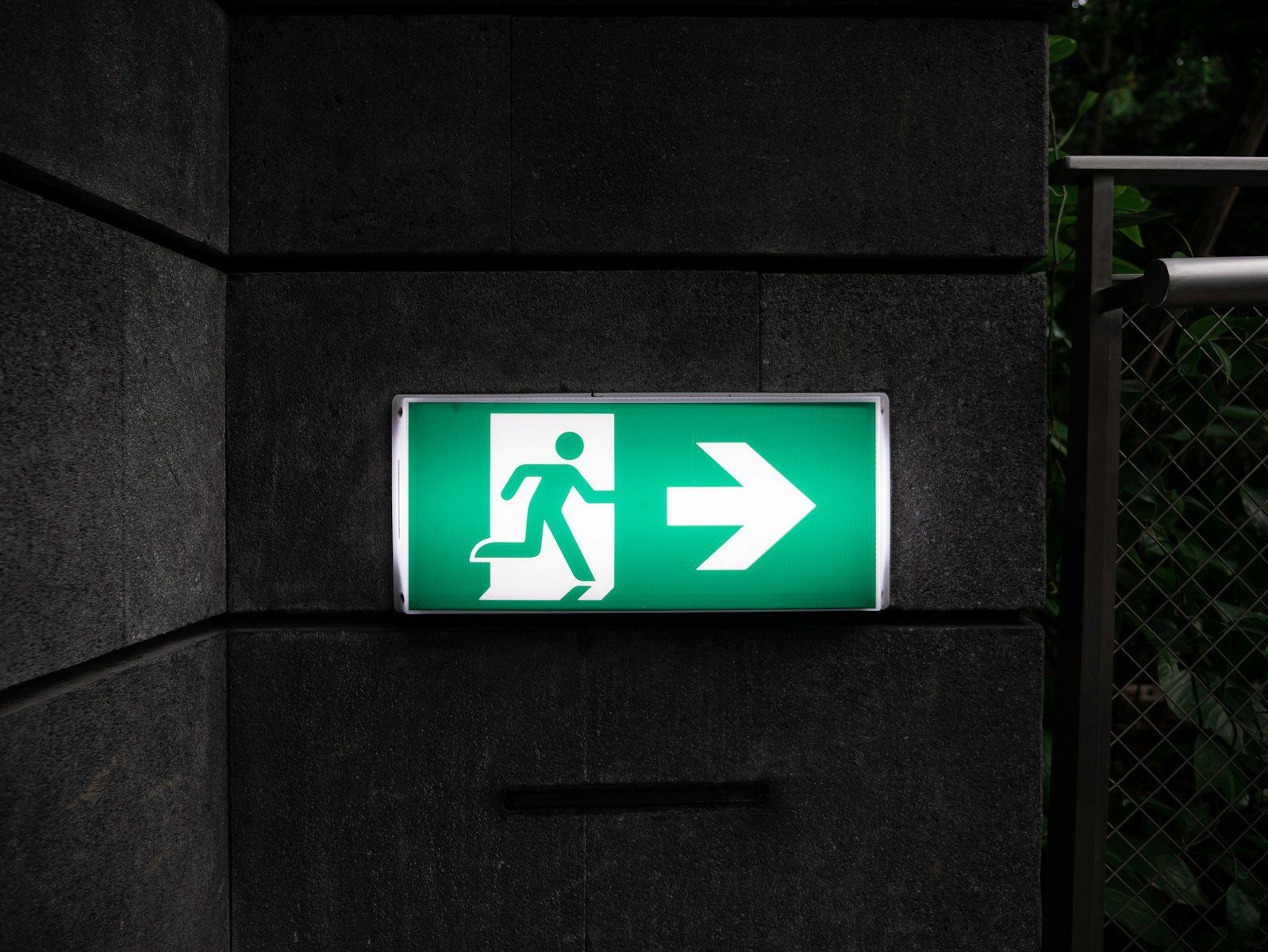 Dział instalacyjny white and green Exit sign