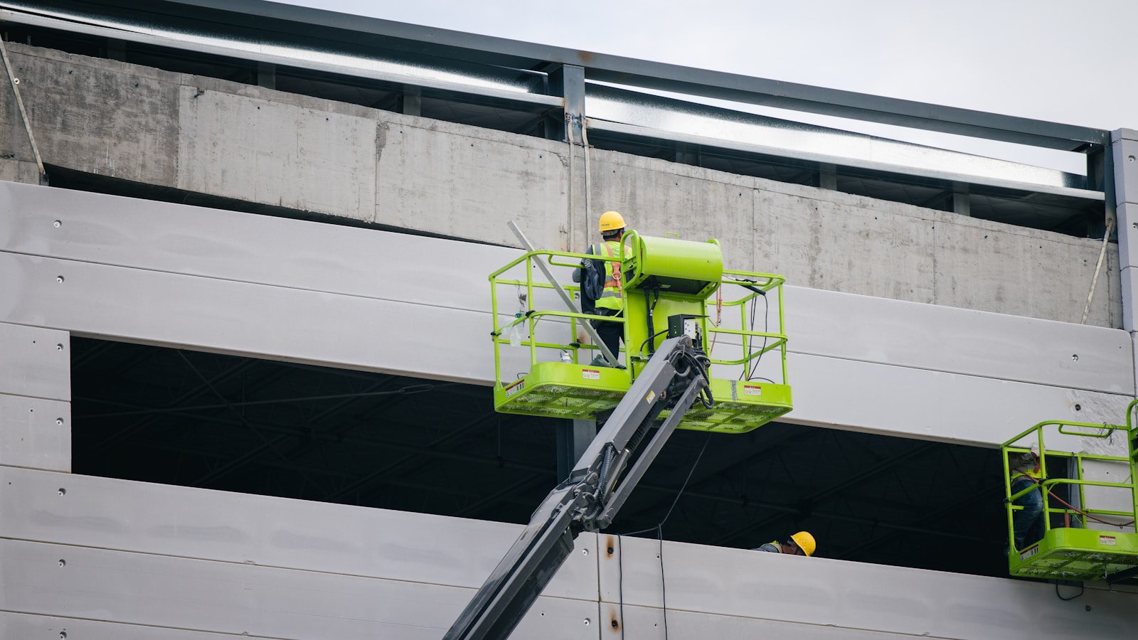 Strona główna a man on a scissor working on the side of a building